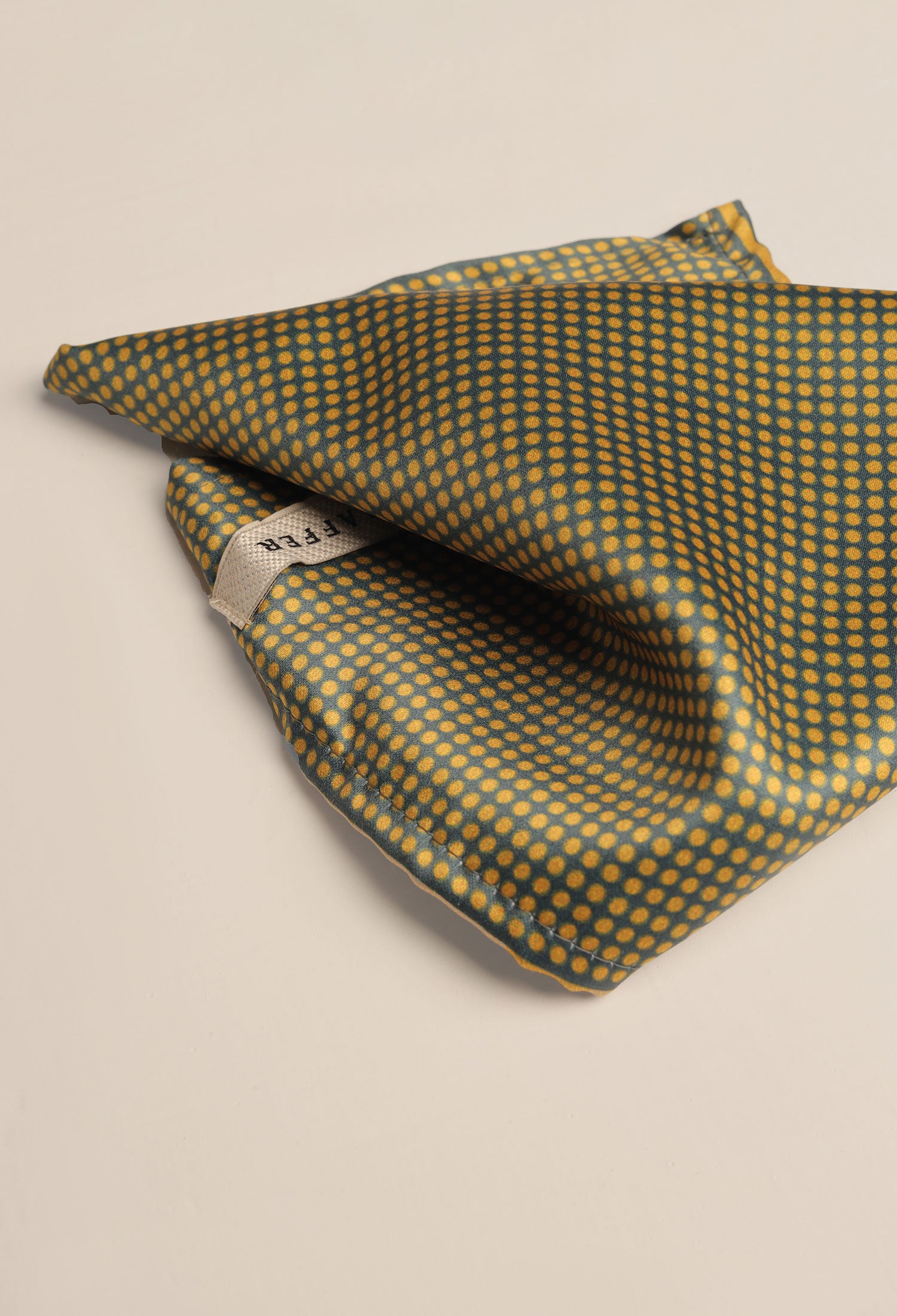 RIGID GRID POCKET SQUARE